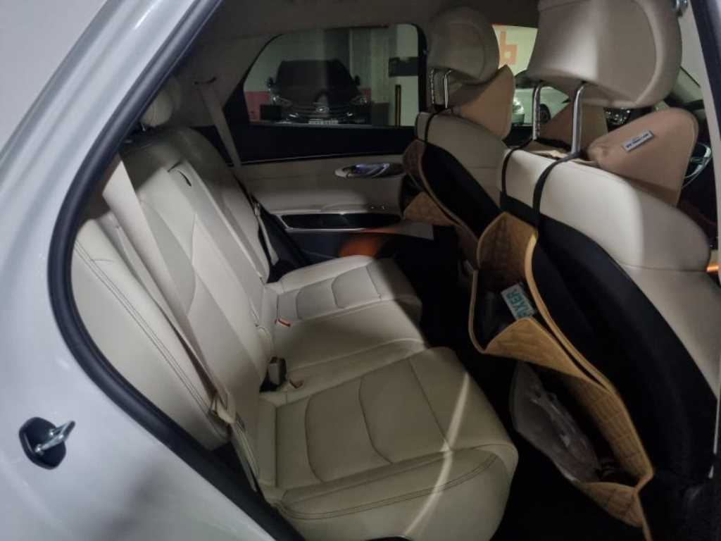 Genesis GV70 - Vista 8