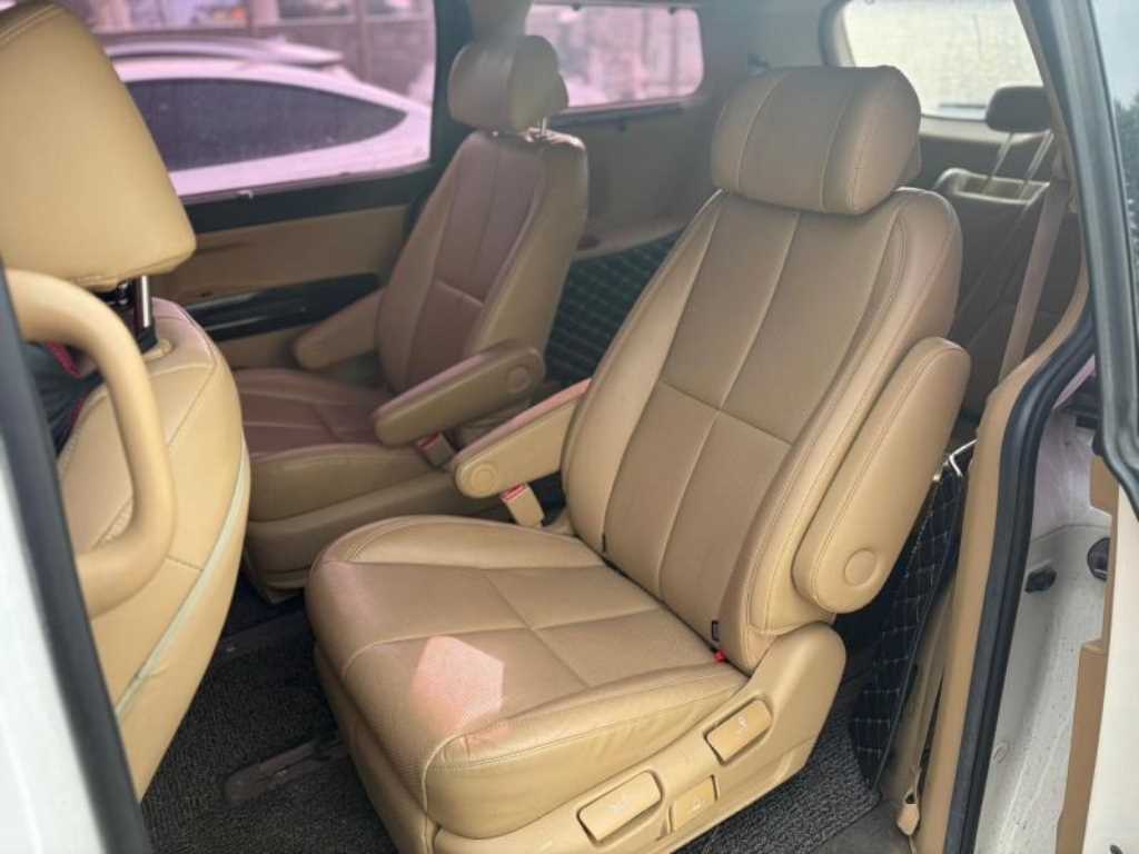 KIA Carnival - Vista 10