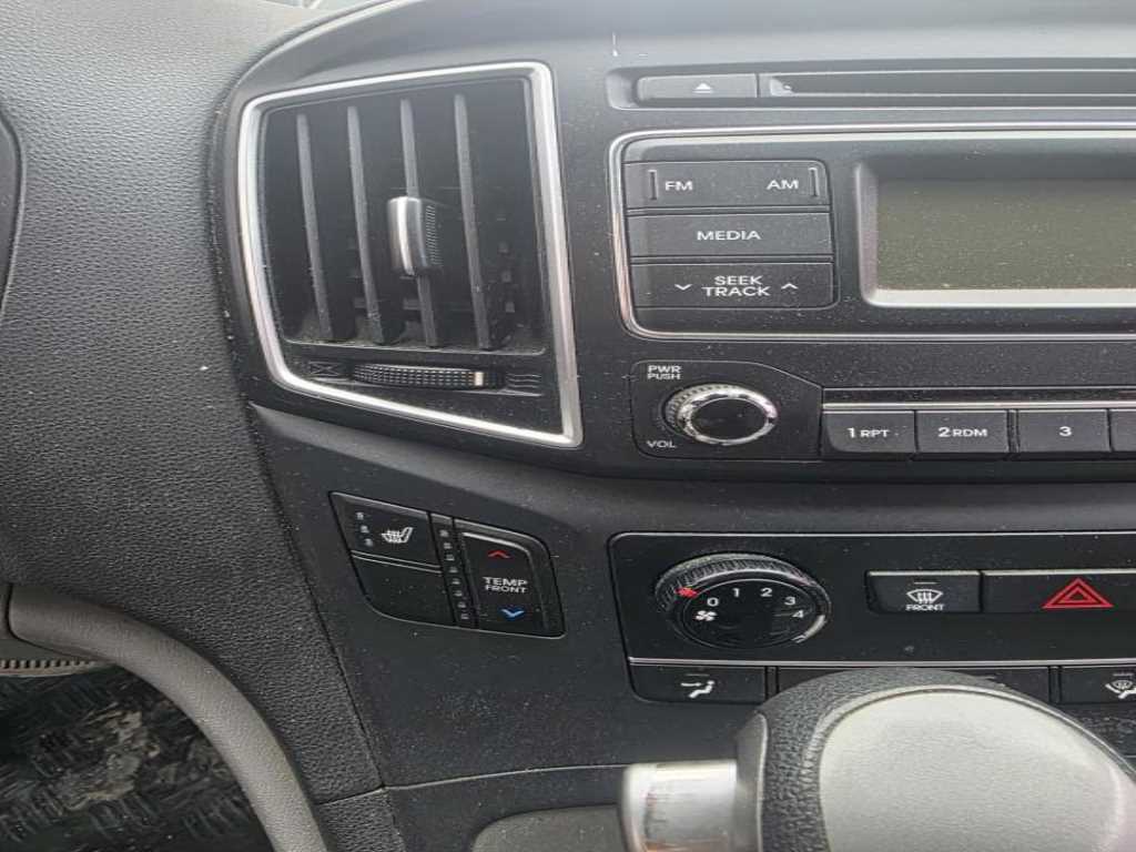 HYUNDAI Starex - Vista 6