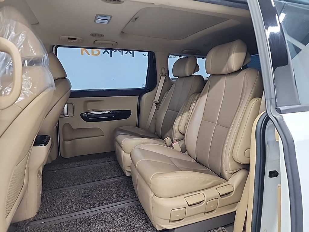 KIA Carnival - Vista 12