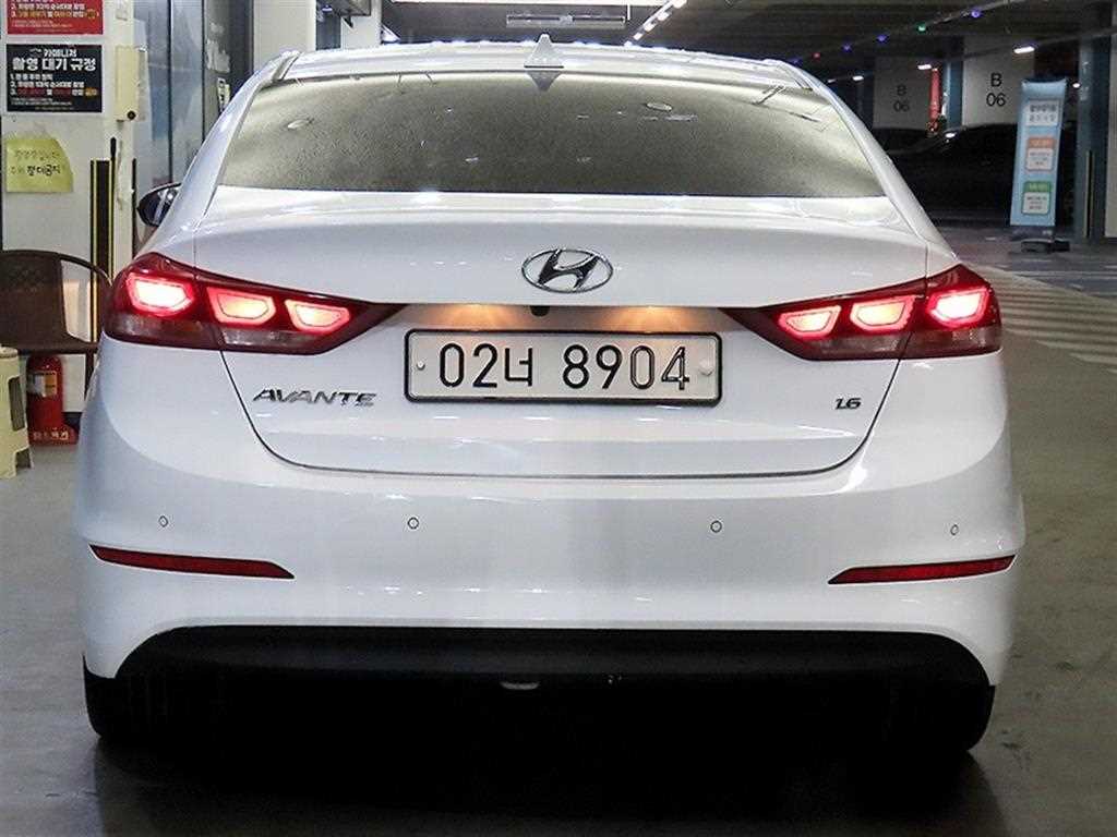 HYUNDAI Avante - Vista 5