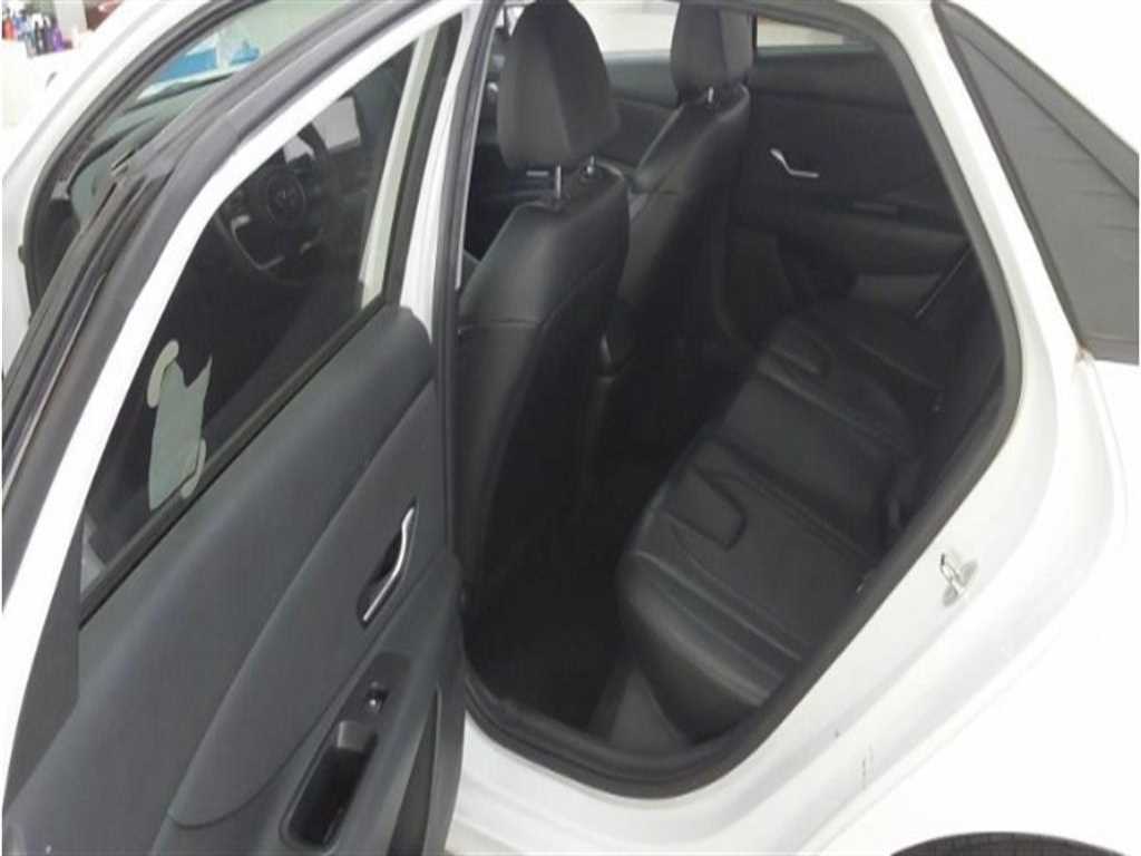 HYUNDAI Avante - Vista 11