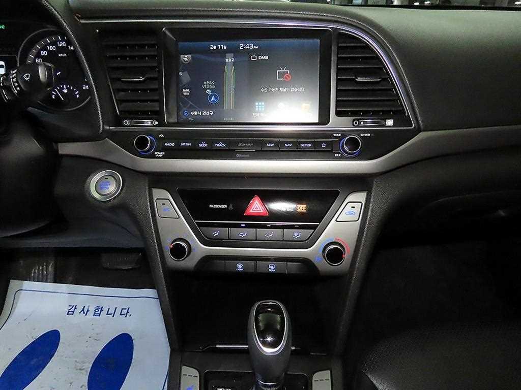 HYUNDAI Avante - Vista 11