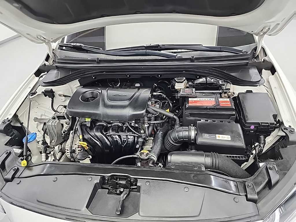 HYUNDAI Avante - Vista 5