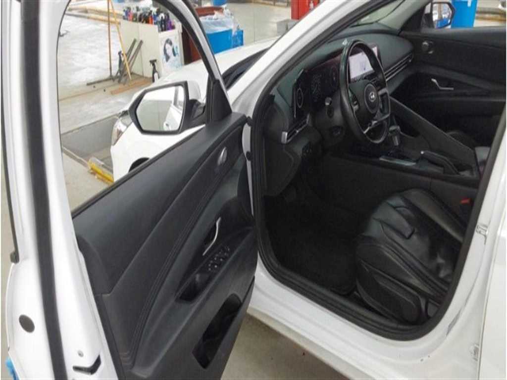 HYUNDAI Avante - Vista 10