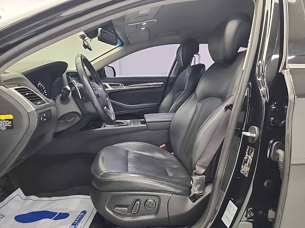 HYUNDAI Genesis - Vista 11