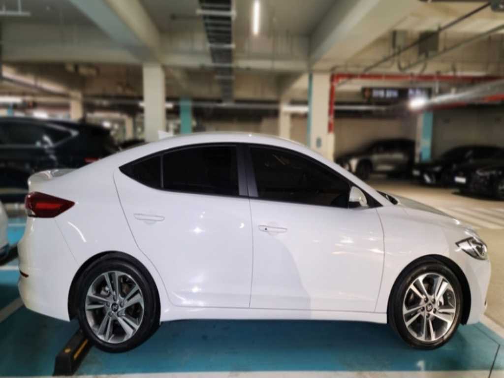 HYUNDAI Avante - Vista 3