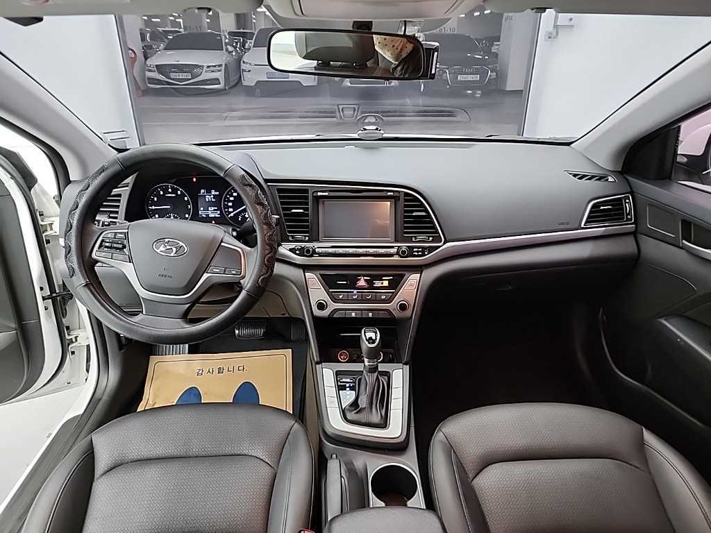 HYUNDAI Avante - Vista 7