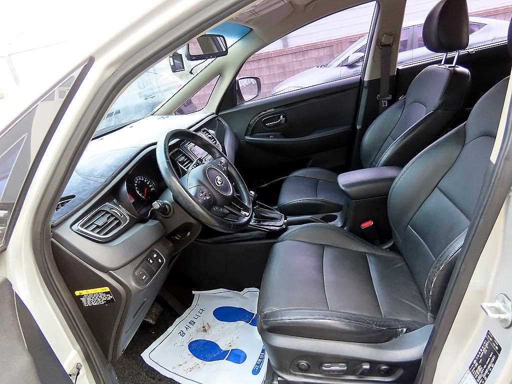 KIA Carens - Vista 5