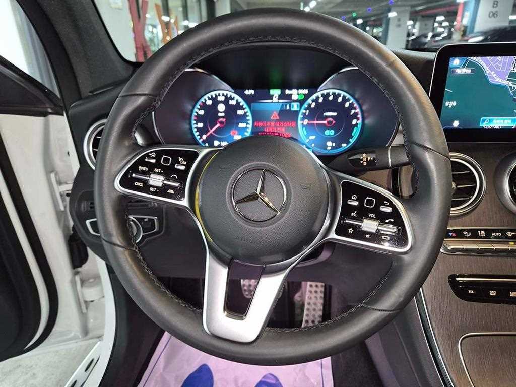 Mercedes Benz GLC Class - Vista 8