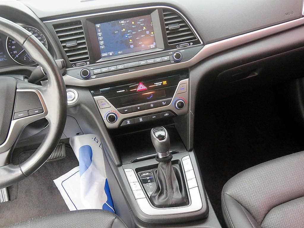 HYUNDAI Avante - Vista 9