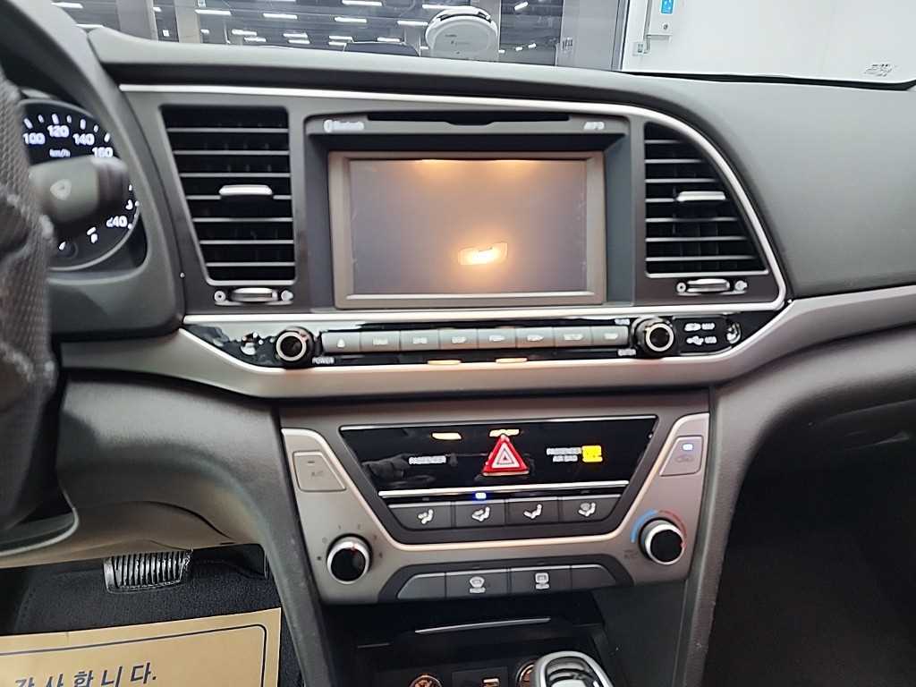 HYUNDAI Avante - Vista 10