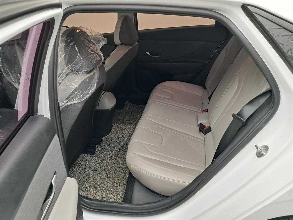 HYUNDAI Avante - Vista 12