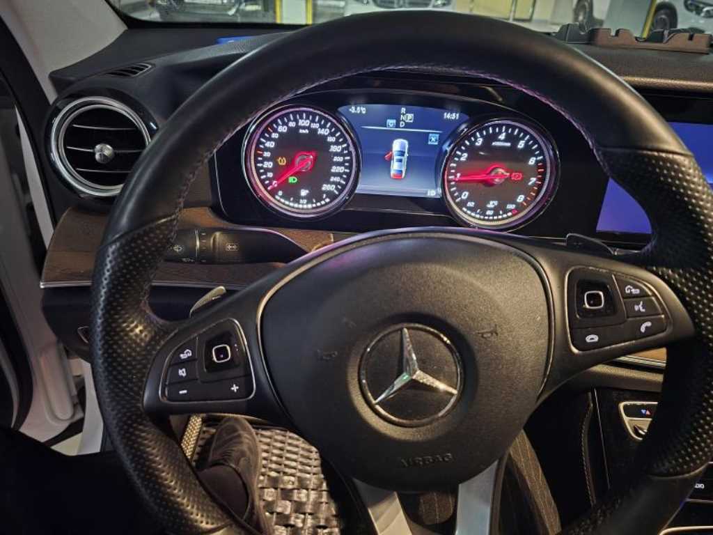 Mercedes Benz E class - Vista 11
