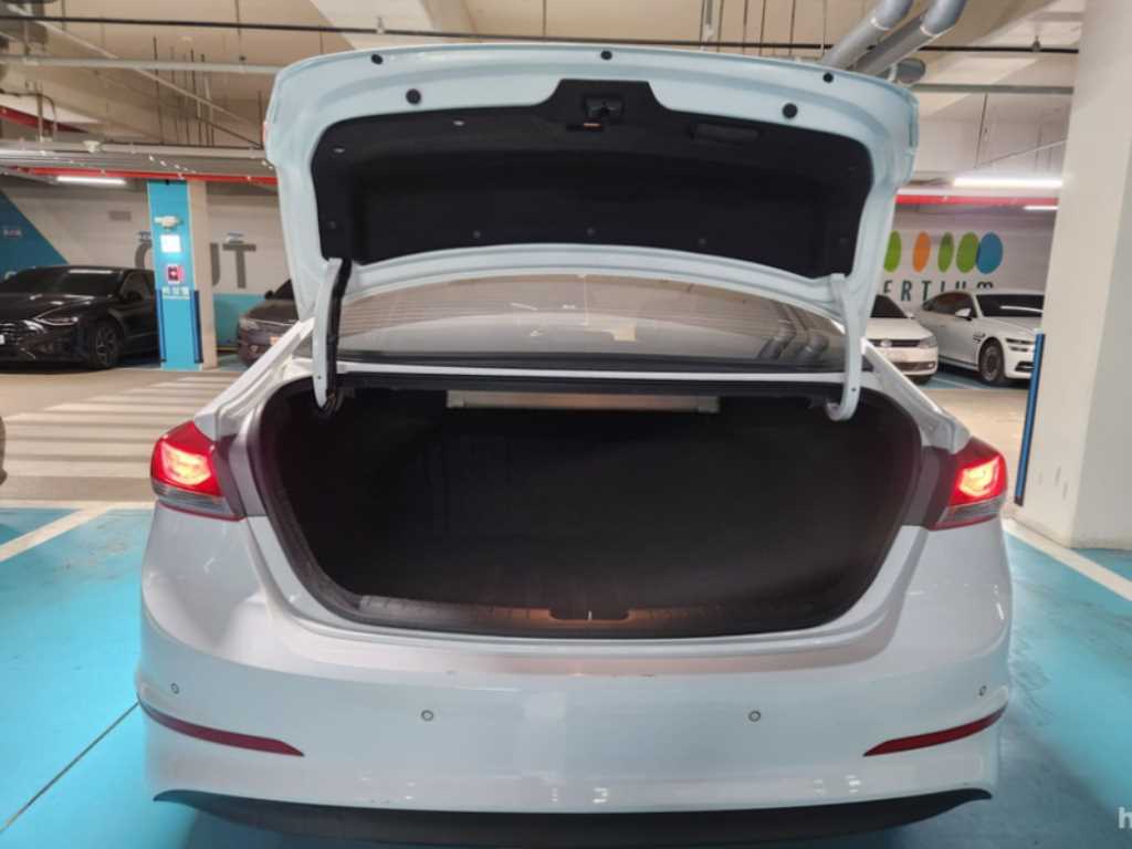 HYUNDAI Avante - Vista 4