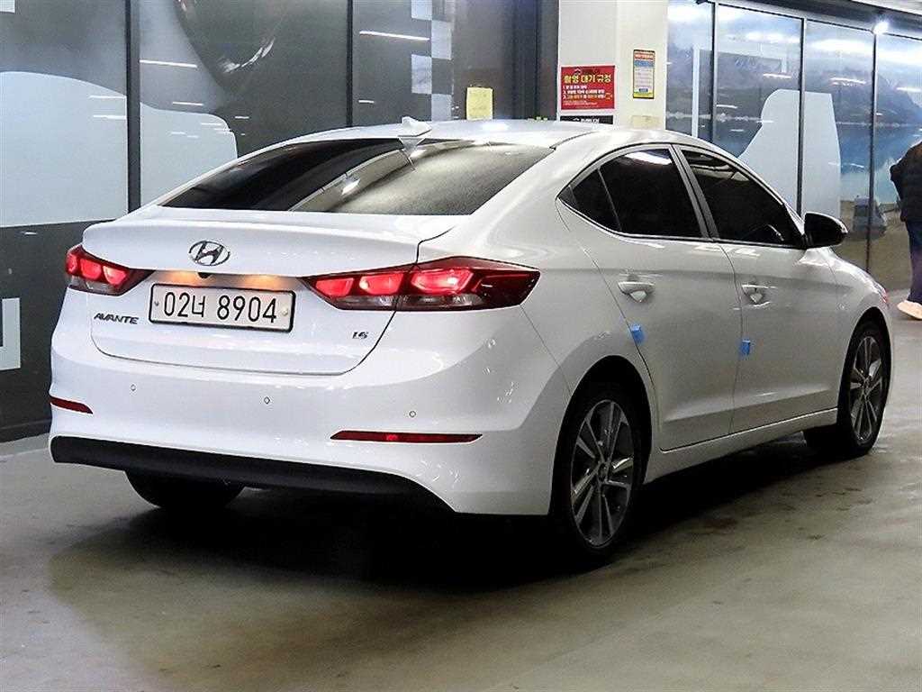 HYUNDAI Avante - Vista 4