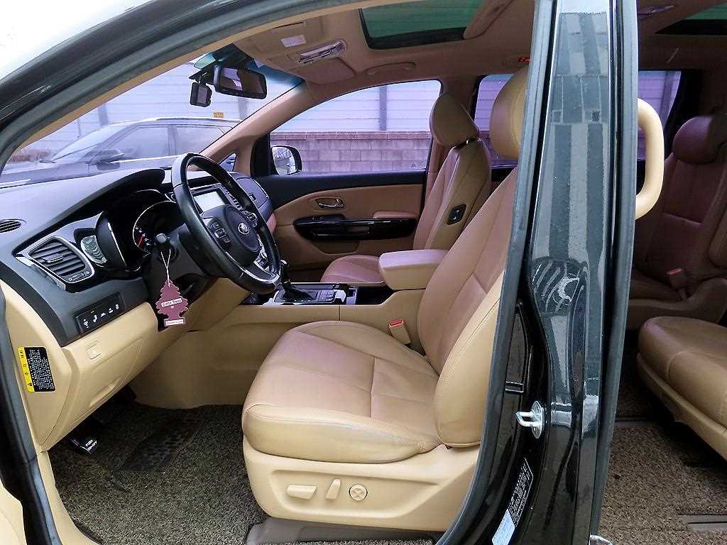 KIA Carnival - Vista 5