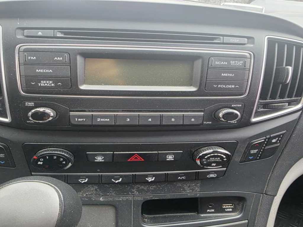 HYUNDAI Starex - Vista 7