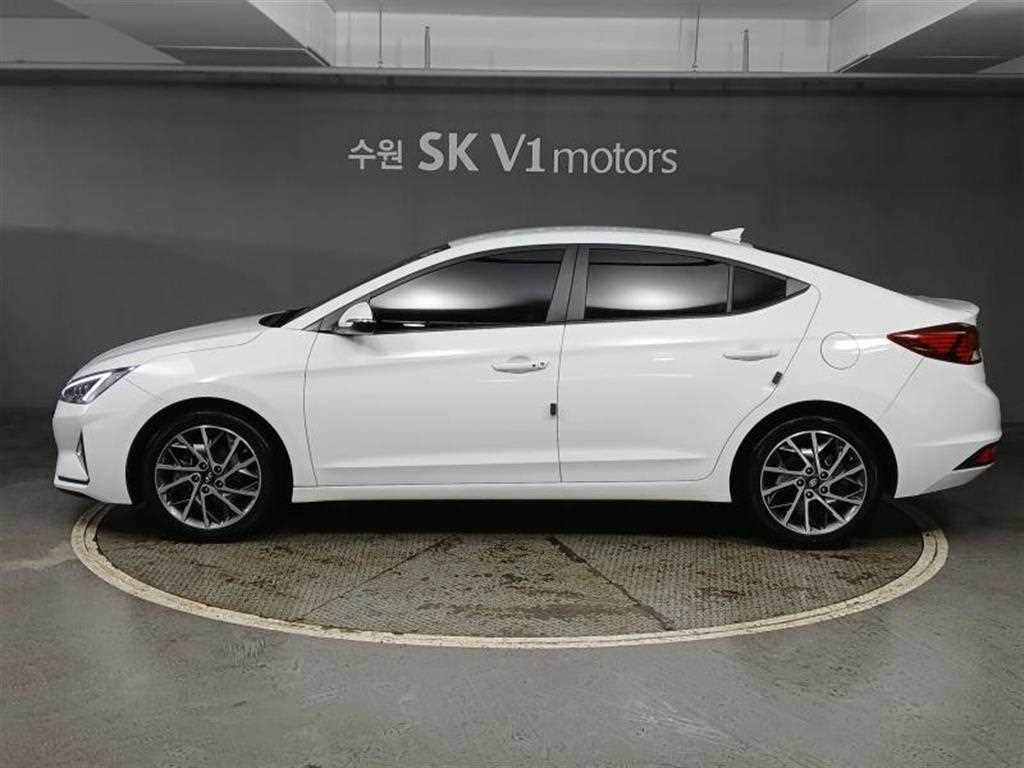 HYUNDAI Avante - Vista 3