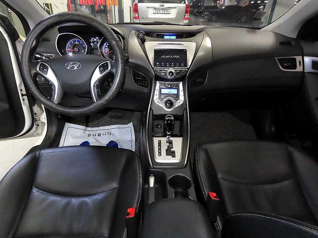 HYUNDAI Avante - Vista 10