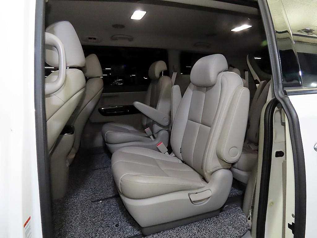 KIA Carnival - Vista 7