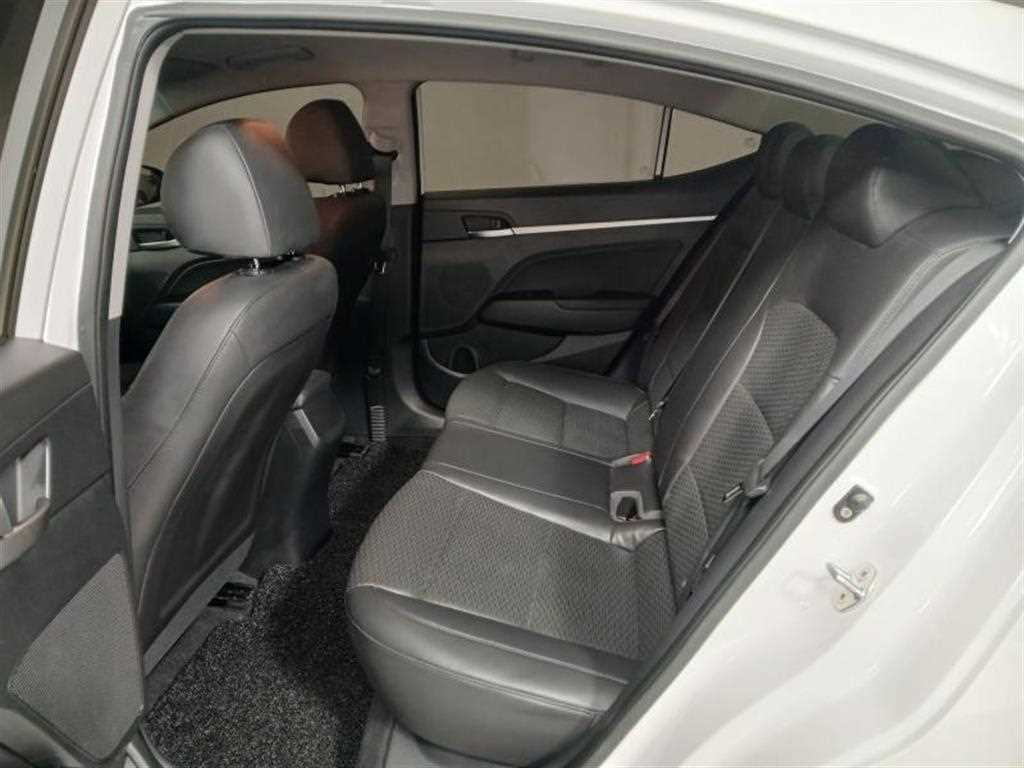 HYUNDAI Avante - Vista 7