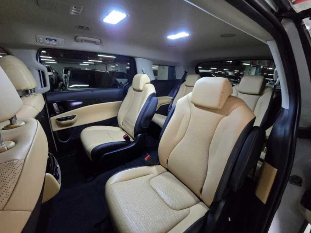 KIA Carnival - Vista 11