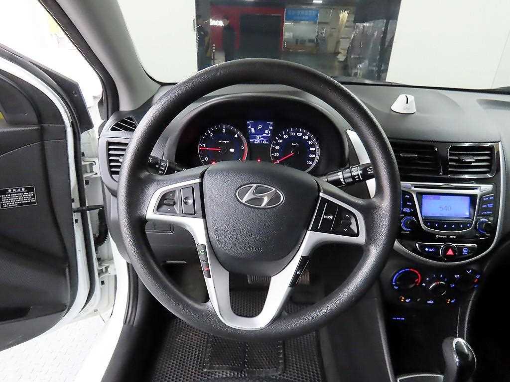 HYUNDAI Accent - Vista 9