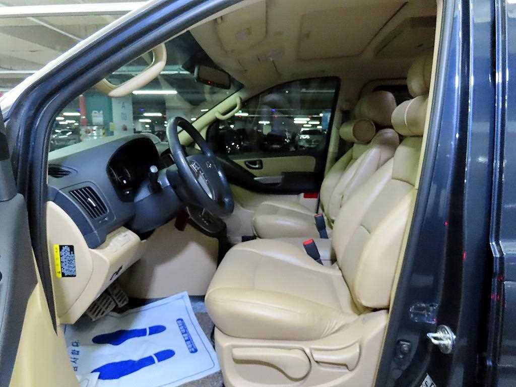 HYUNDAI Starex - Vista 6