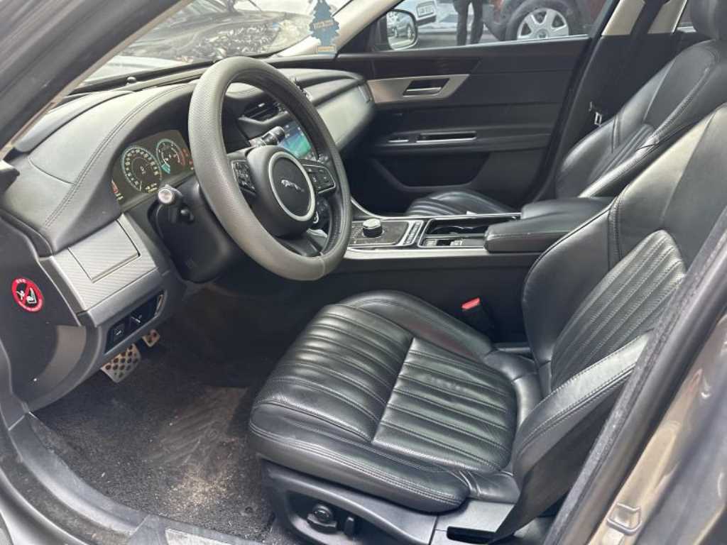 Jaguar XF - Vista 4