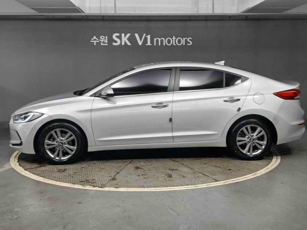 HYUNDAI Avante - Vista 3