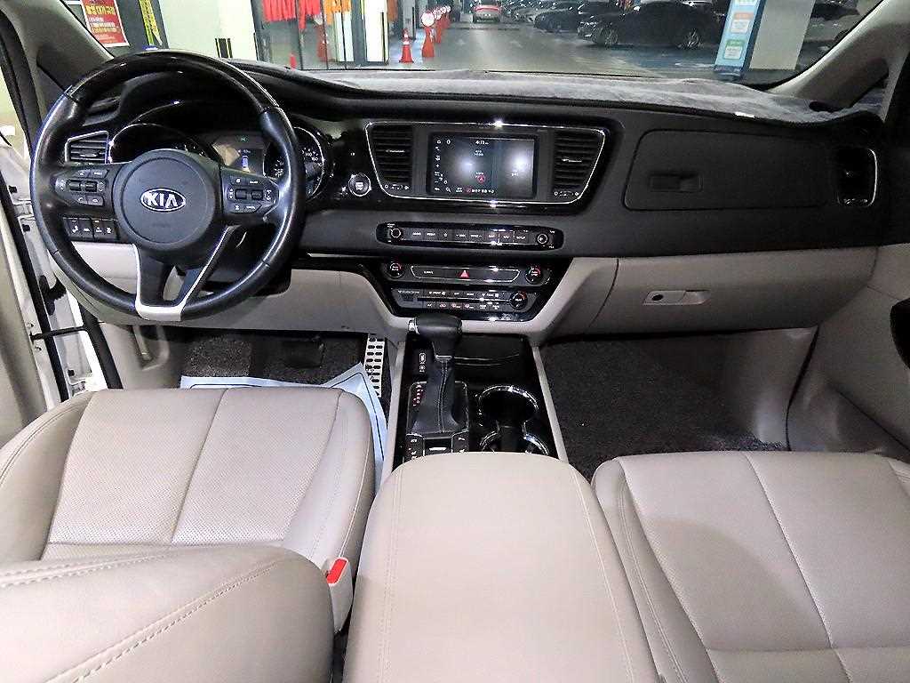 KIA Carnival - Vista 10
