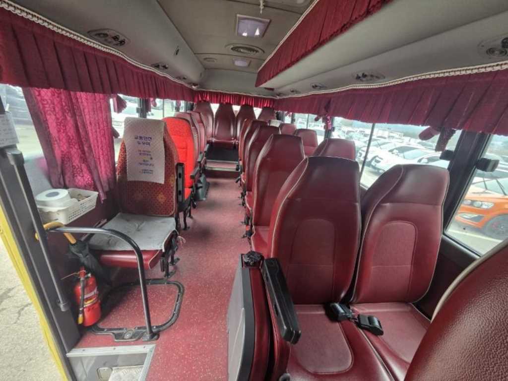 medium and large bus Hyundai bus - Vista 6