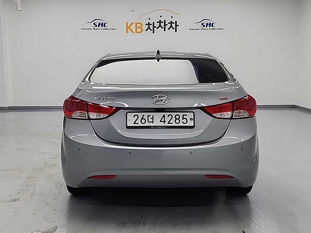 HYUNDAI Avante - Vista 3