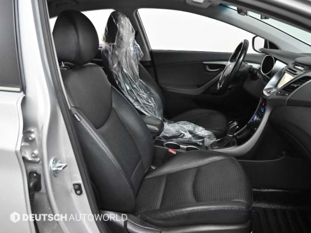 HYUNDAI Avante - Vista 10