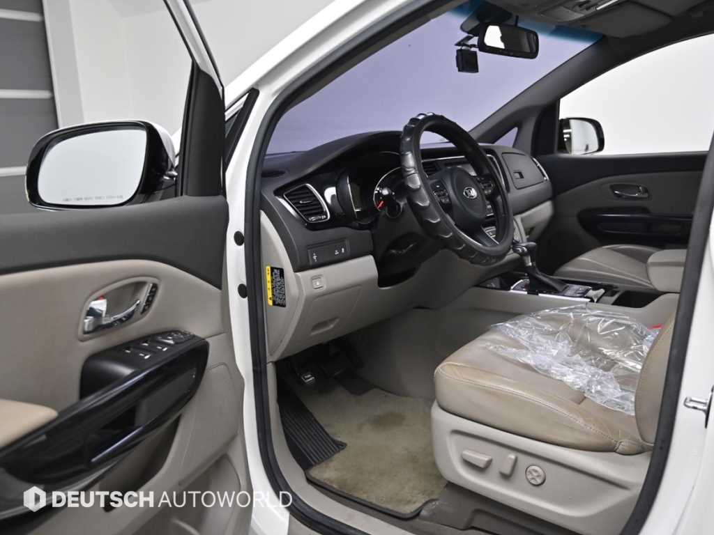 KIA Carnival - Vista 11