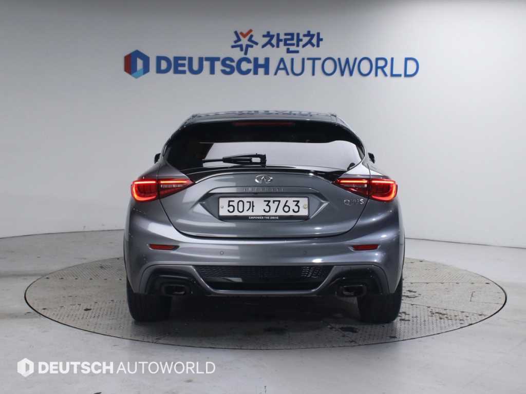 Infiniti Q - Vista 4