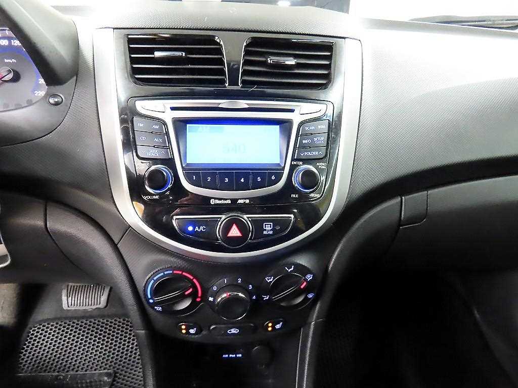 HYUNDAI Accent - Vista 12