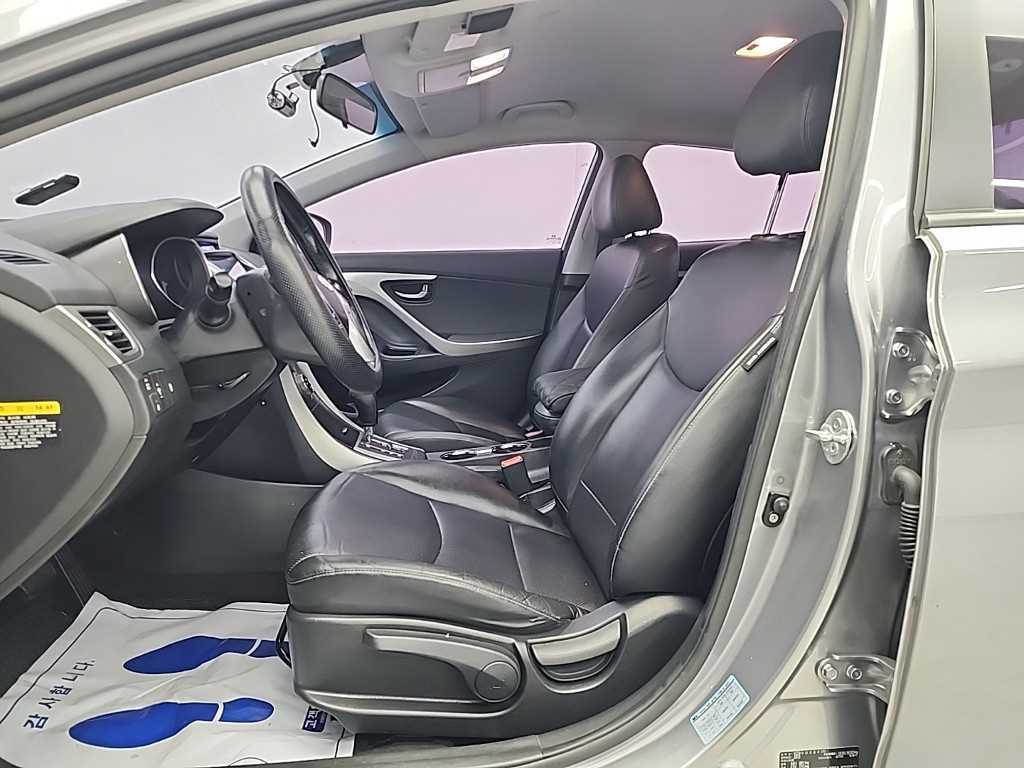 HYUNDAI Avante - Vista 11