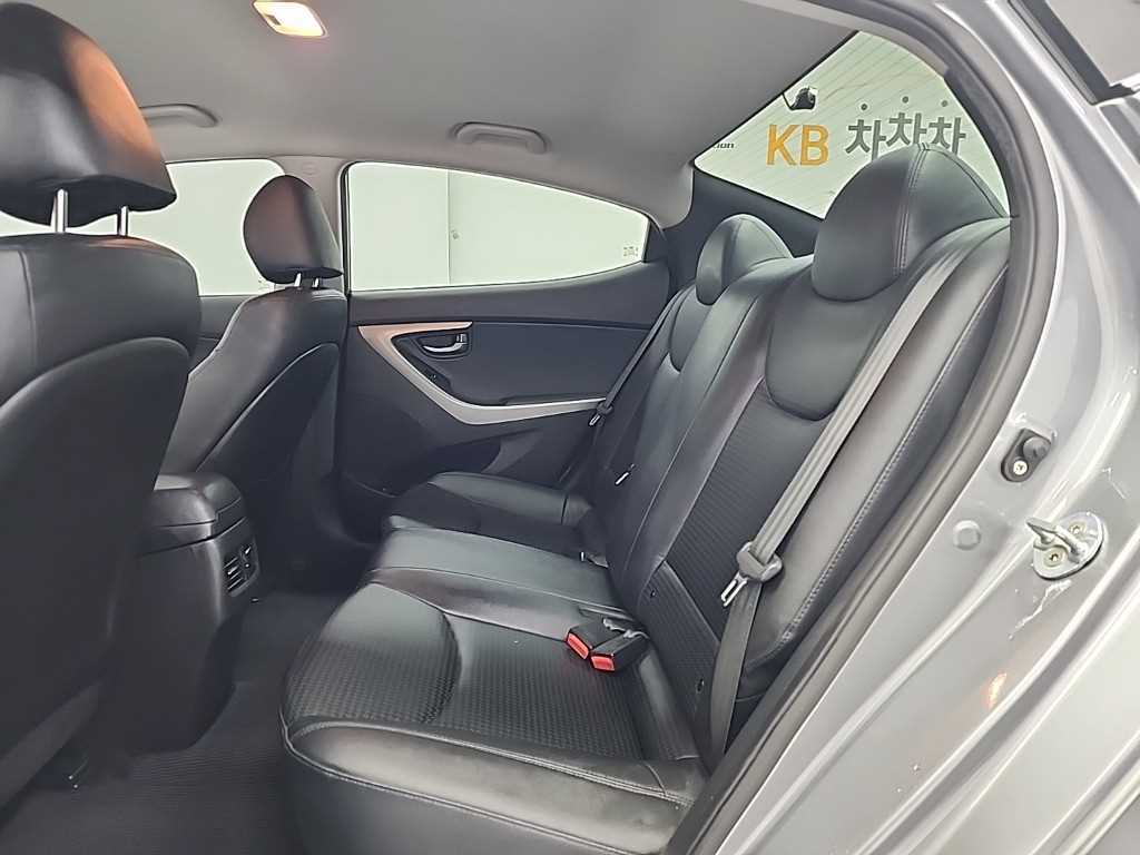 HYUNDAI Avante - Vista 12