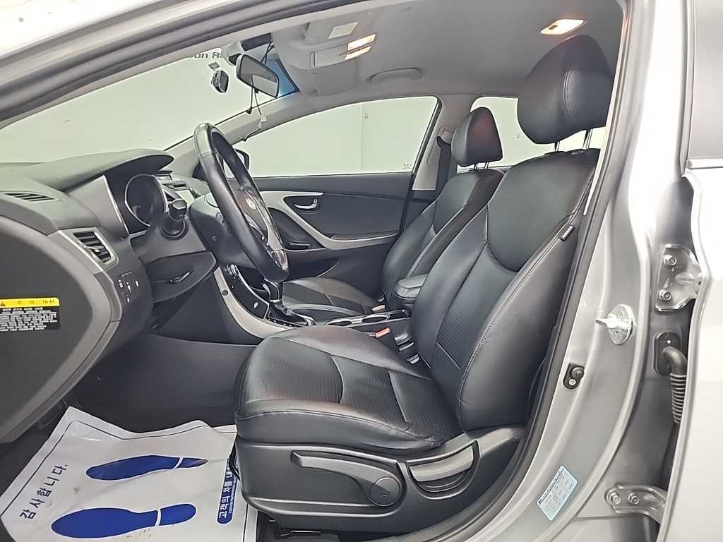 HYUNDAI Avante - Vista 11