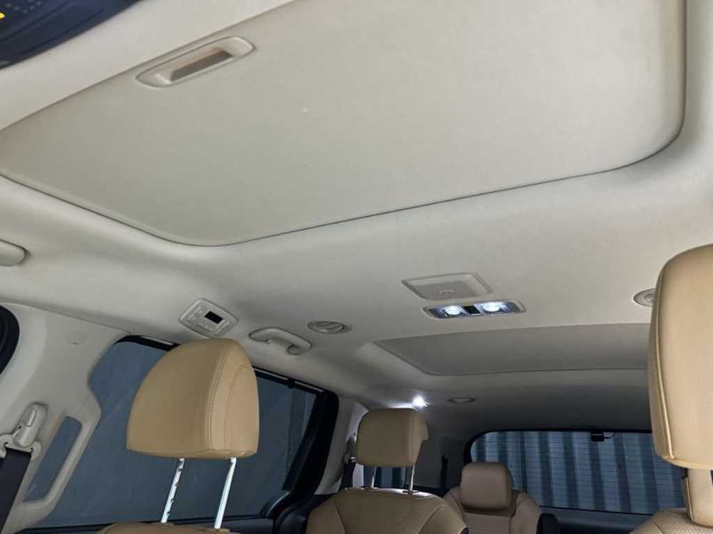 KIA Carnival - Vista 12