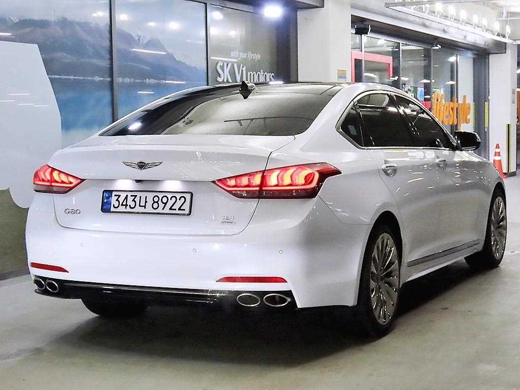 HYUNDAI Genesis - Vista 5
