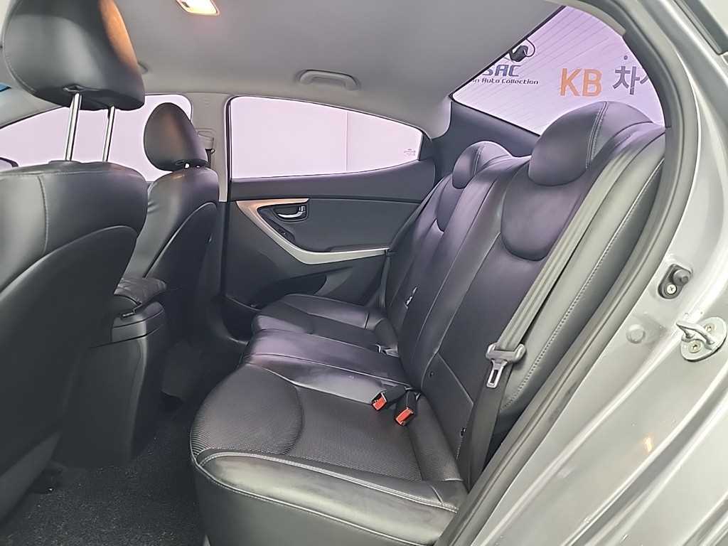 HYUNDAI Avante - Vista 12