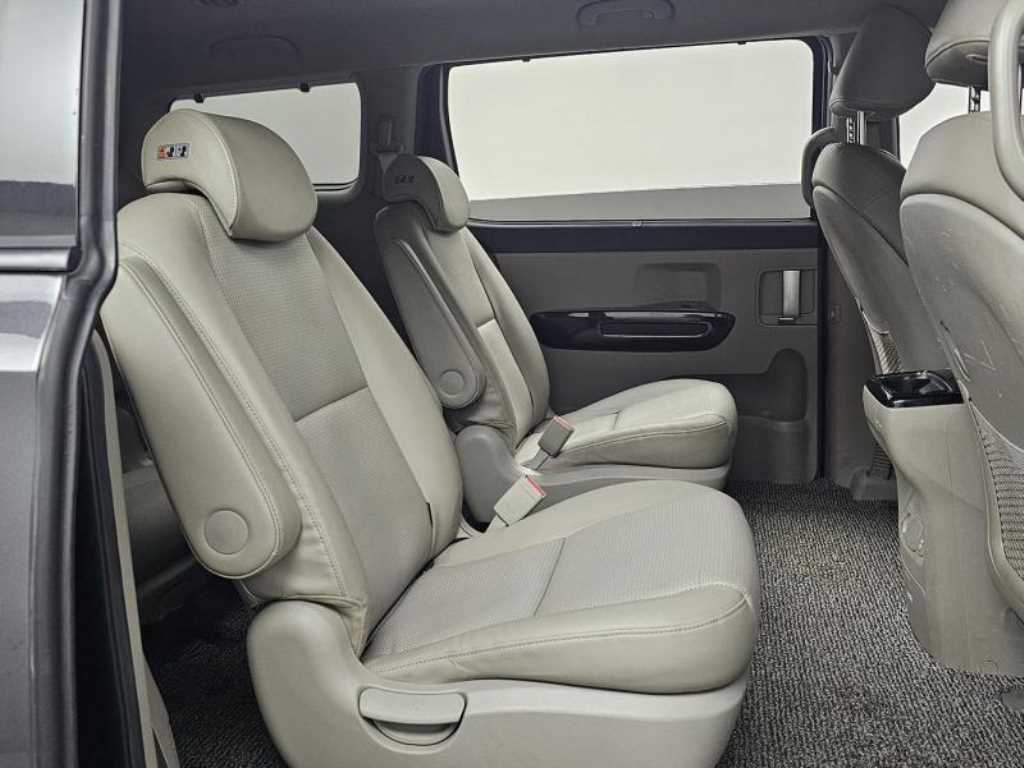 KIA Carnival - Vista 10