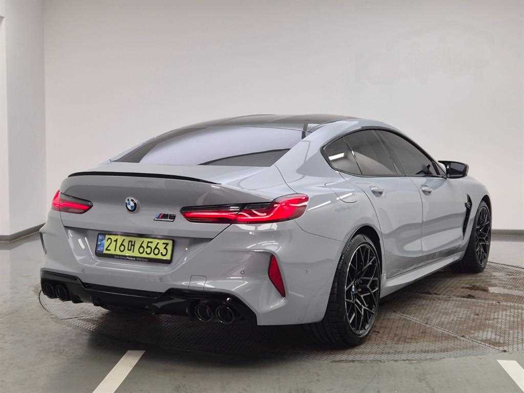 BMW 8 Series - Vista 4