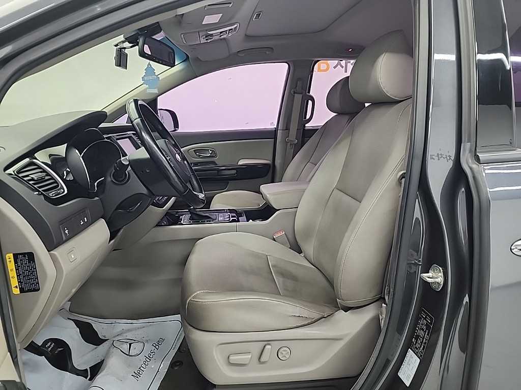 KIA Carnival - Vista 11