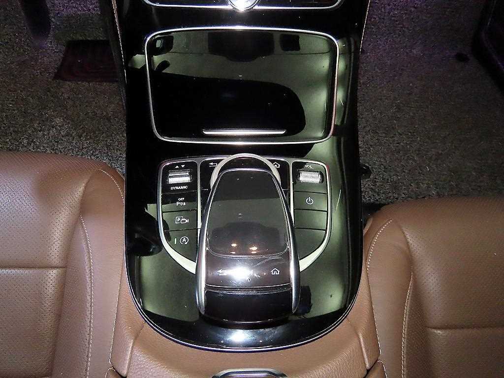 Mercedes Benz E class - Vista 12