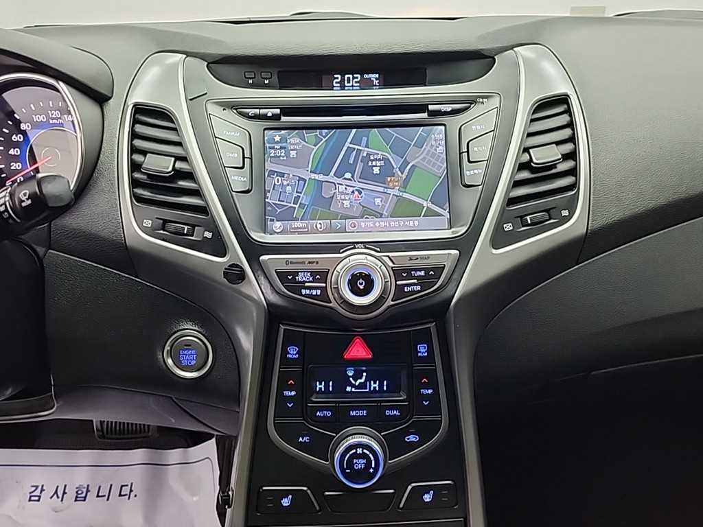 HYUNDAI Avante - Vista 10