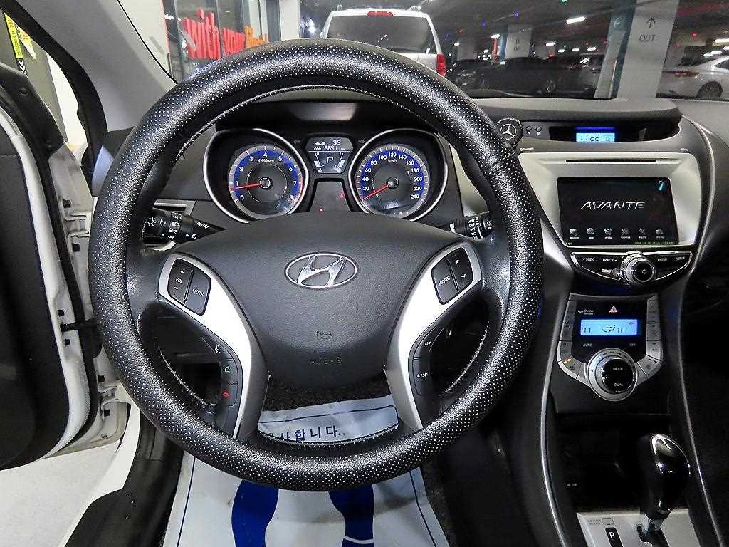 HYUNDAI Avante - Vista 8